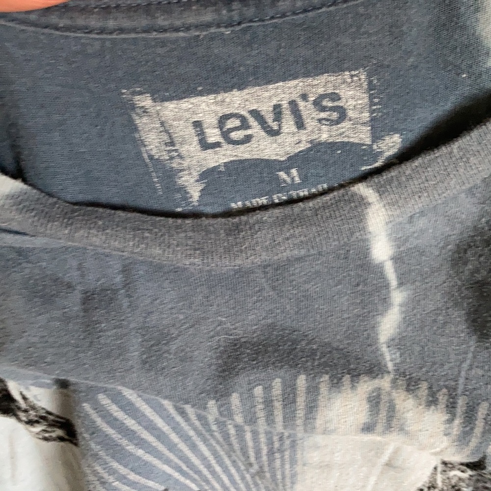 Levi’s Tee - Picture 4 of 4